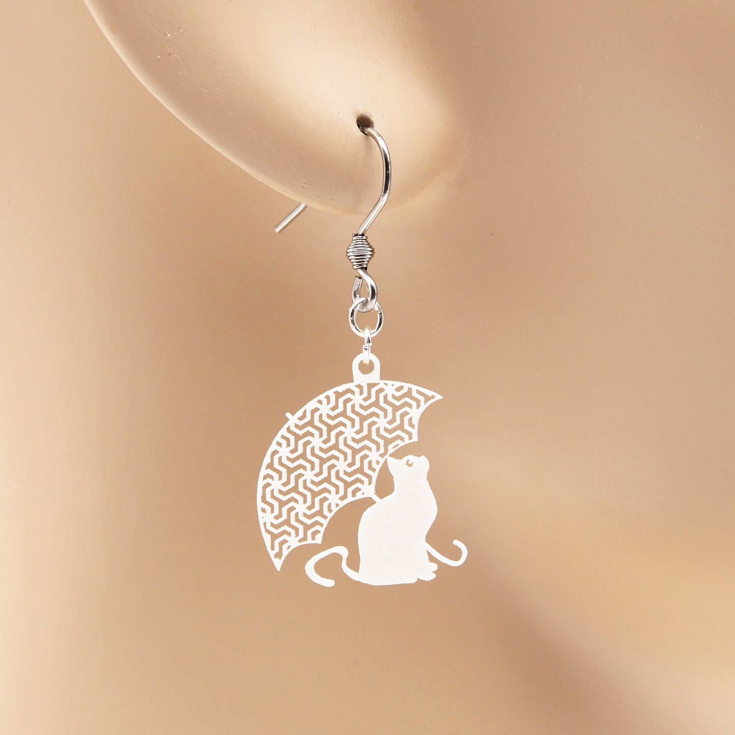 傘と猫 1 ( 捻じ麻の葉 ) ピアス イヤリング