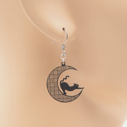 ピアス 三日月と伸び猫 1  (  三崩し  )  イヤリング