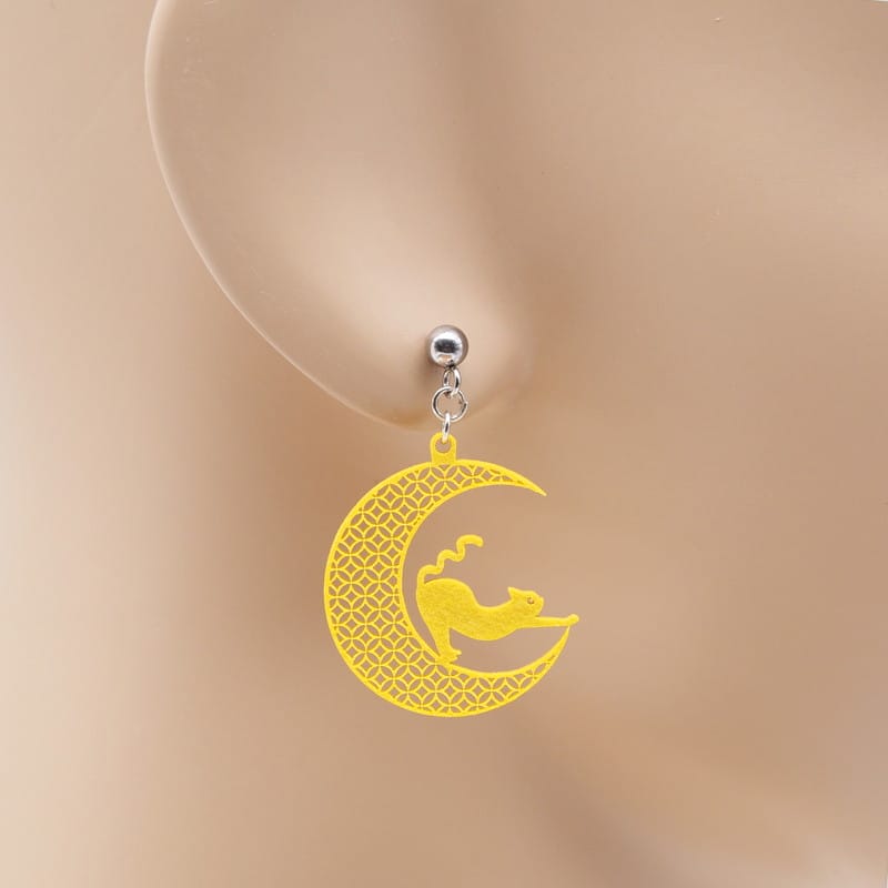 ピアス 三日月と伸び猫2 ( 七宝繋ぎ )  イヤリング