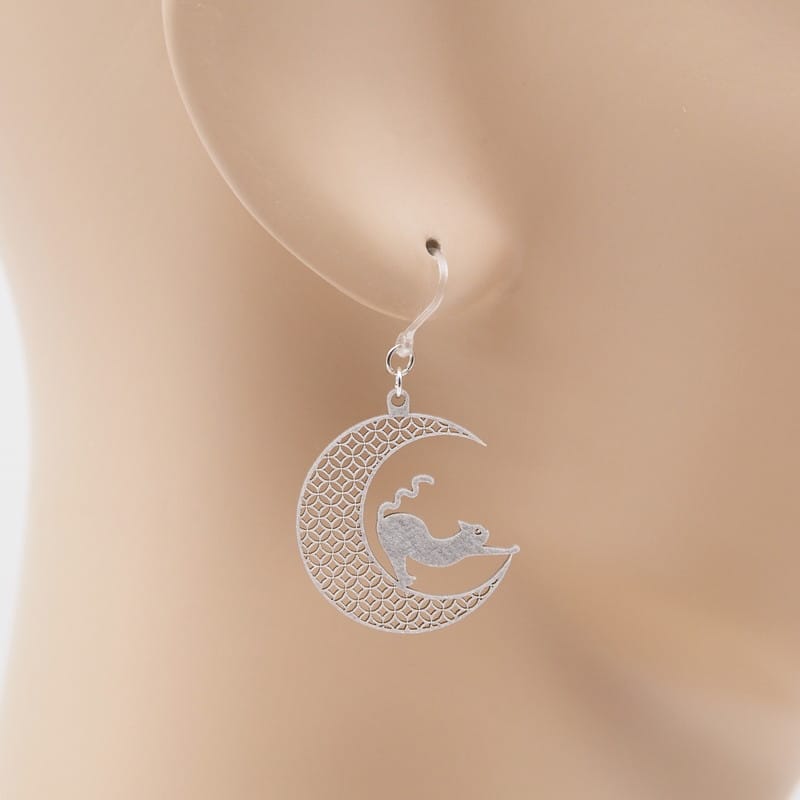 ピアス 三日月と伸び猫2 ( 七宝繋ぎ )  イヤリング